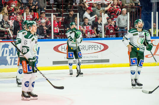 Färjestads Rasmus Asplund i mitten deppar med lagkamraterna