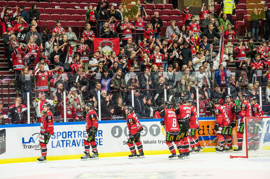Malmö Redhawks spelare jublar med supportrarna