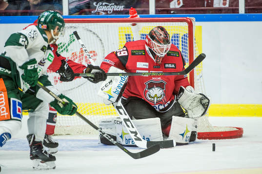 Färjestads Martin Johansson mot Malmö Redhawks målvakt