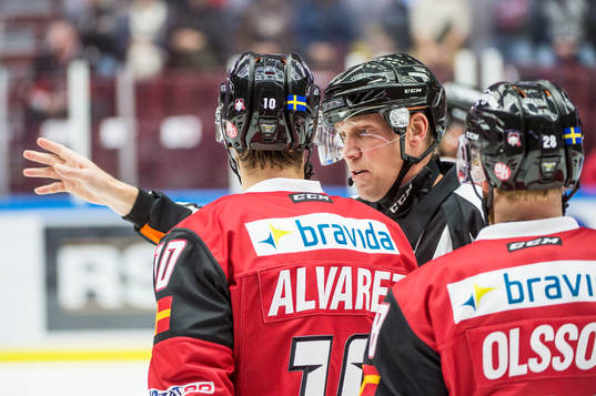 Domare Morgan Johansson i samtal med Malmö Redhawks Robin