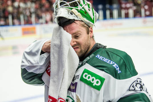 Färjestads målvakt Lars Haugen deppar