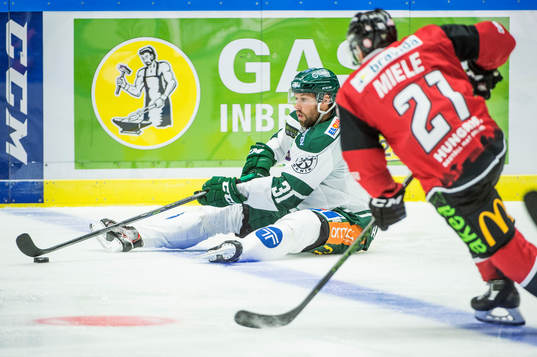 Färjestads Dick Axelsson mot Malmö Redhawks Andy Miele