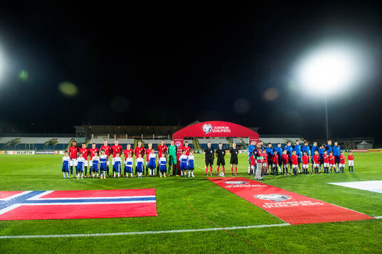 The two teams line up