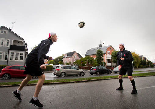 Örebrospelarna värmer upp med fotboll utanför Behrn Arena