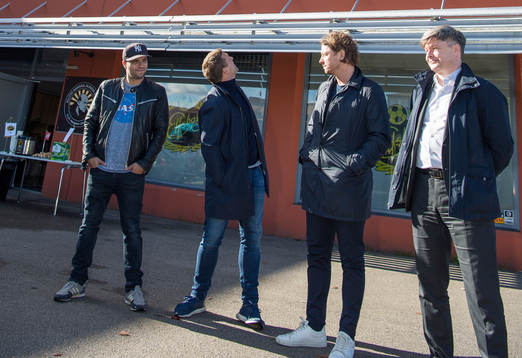 Konstnären Shai Dahan, klubbchef Stefan Andreasson och