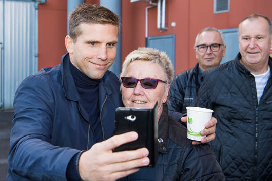 Anders Svensson ställer upp på fotografering då Anders