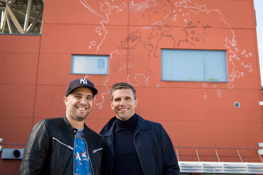 Konstnären Shai Dahan och Anders Svensson framför