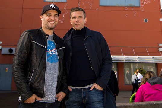 Konstnären Shai Dahan och Anders Svensson framför