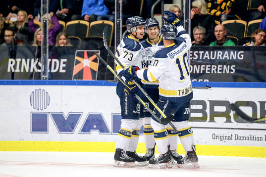 s Sebastian Wännström jublar med lagkamrater