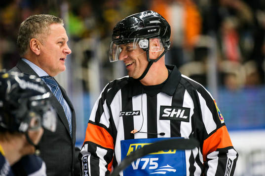 s assisterande tränare Stephan Lundh pratar med domaren