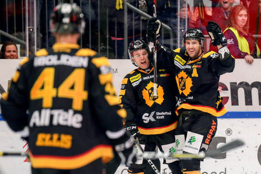 Skellefteås Bud Holloway och Mark Katic jublar