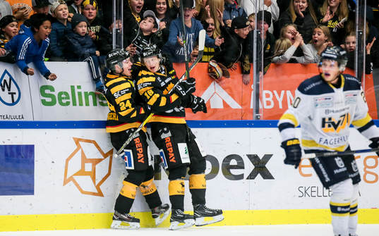 Skellefteås Linus Lindström jublar