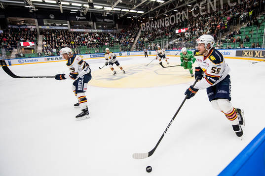 Djurgårdens Alexander Urbom med pucken