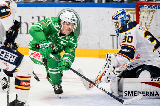 Rögles Bryan Lerg oroar vid Djurgårdens målvakt Joacim