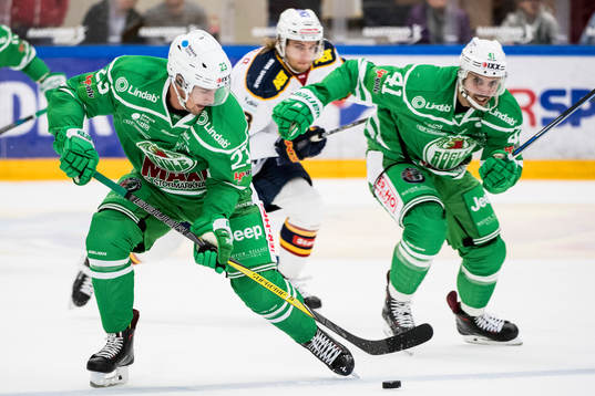 Rögles Daniel Sylwander med pucken