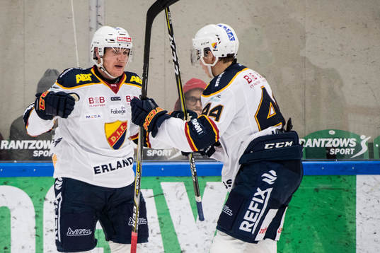 Djurgårdens Henrik Eriksson jublar med Lukas Vejdemo