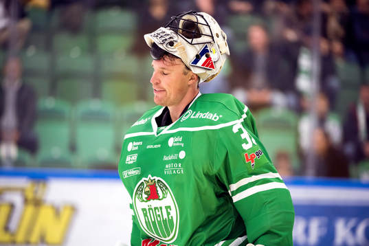 Rögles målvakt Justin Pogge deppar