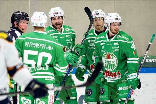Rögles Ludvig Rensfeldt jublar med lagkamrater