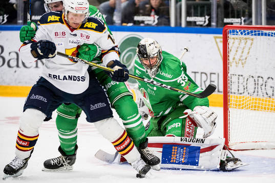Djurgårdens Henrik Eriksson oroar vid Rögles målvakt