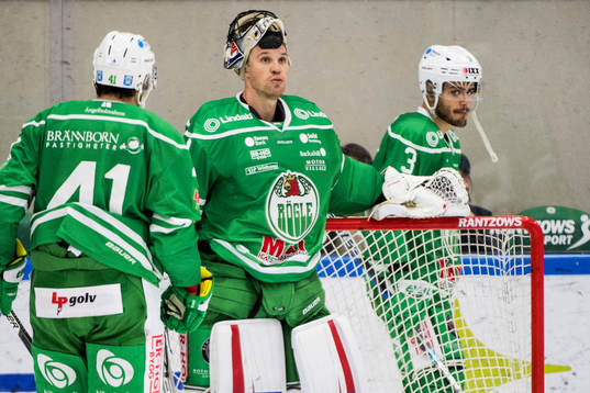 Rögles målvakt Justin Pogge och Almen Bibic deppar