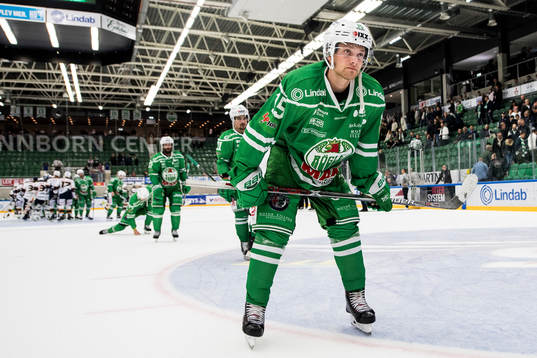 Rögles Simon Ryfors deppar när han lämnar isen