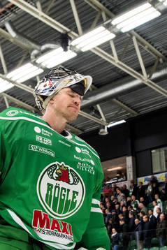 Rögles målvakt Justin Pogge deppar när han lämnar isen