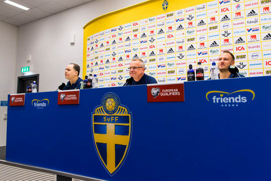 Sveriges presschef Niklas Bodell, förbundskapten Janne