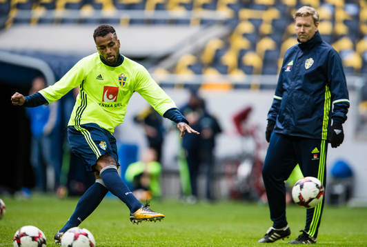Sveriges Isaac Kiese Thelin och assisterande