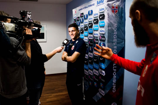 Jo Inge Berget shows three fingers to Mohamed Elyounoussi