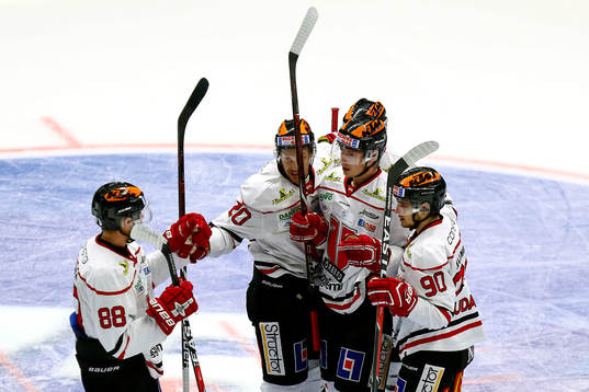 Örebros Christopher Mastomäki jublar med lagkamrater