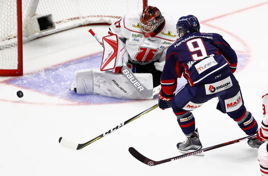Linköpings Tony Mårtensson, Örebros målvakt Eero