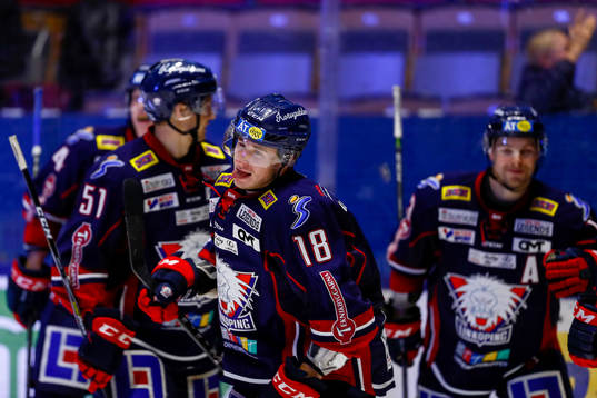 Linköpings Jacob Lilja jublar, men målet dömdes