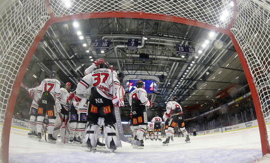 Örebros spelare tackar målvakt Eero Kilpeläinen