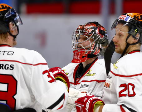 Örebros spelare tackar målvakt Eero Kilpeläinen