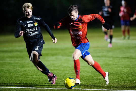Torslandas Karl Thornberg försvarar mot Tvååkers Labinot