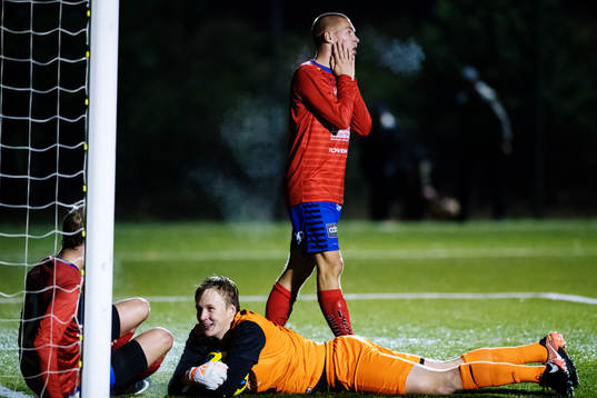 Torslandas målvakt Didrik Eriksson räddar ett läge från
