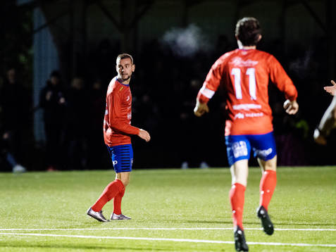 Tvååkers Oliver Nedanovski jublar med målskytten till