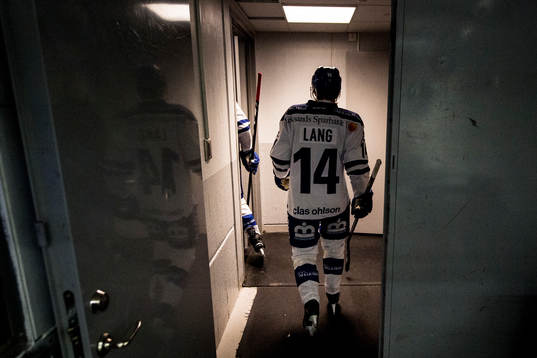 Leksands Oskar Lang lämnar isen