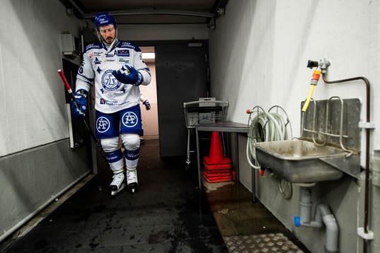 Leksands Fredrik Lindgren är påväg ut till andra perioden