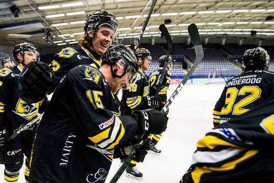 Panterns Jesper Mångs klappar om Alex Wemmenborn
