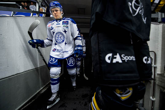Leksands Patrik Norén är påväg ut mot isen