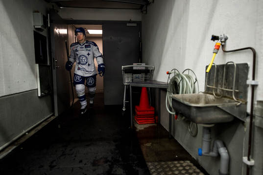 Leksands Johan Olofsson är påväg ut mot isen