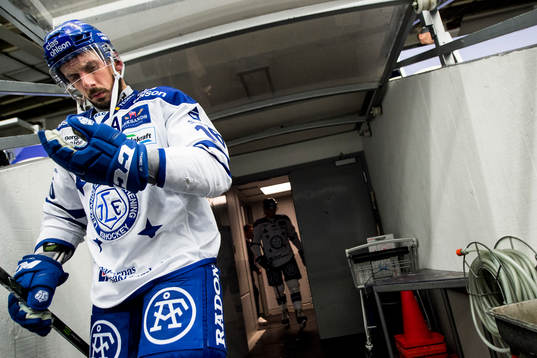 Leksands Fredrik Lindgren är påväg ut mot isen