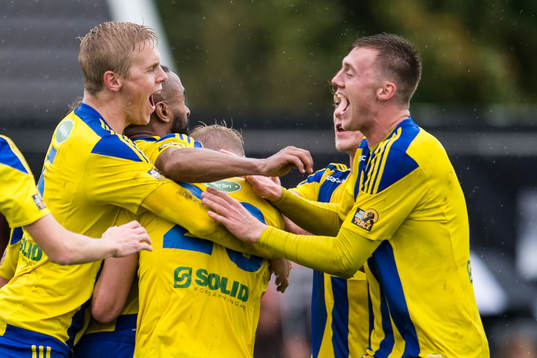 Eskilsminnes Philip Petersson jublar
