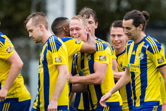 Eskilsminnes Philip Petersson och Kamal Barny jublar