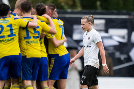 Hittarps Jonathan Olsson deppar medan Eskilsminnes spelare
