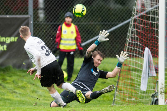 Hittarps Niklas Nielsen bränner målchans mot Eskilsminnes