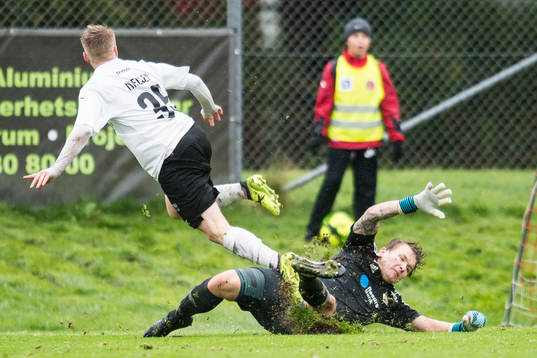 Hittarps Niklas Nielsen bränner målchans mot Eskilsminnes