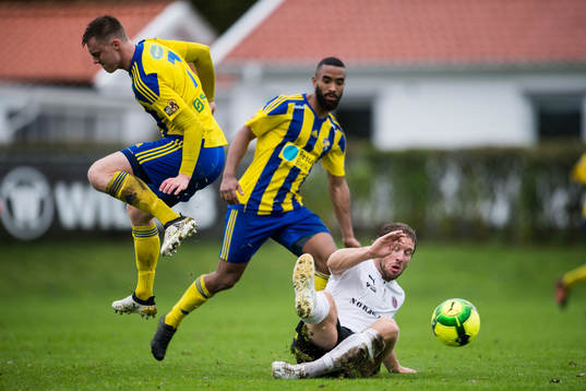Hittarps Felix Erlanson rensar framför Eskilsminnes Anton