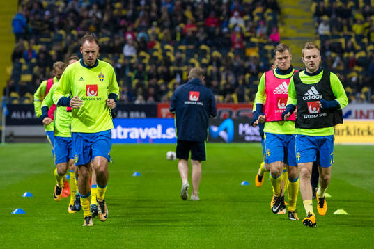 Sveriges spelare värmer upp före VM-kvalmatchen i fotboll